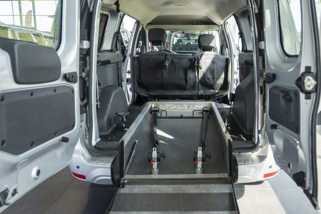 gemonteerde rolstoellift in bus