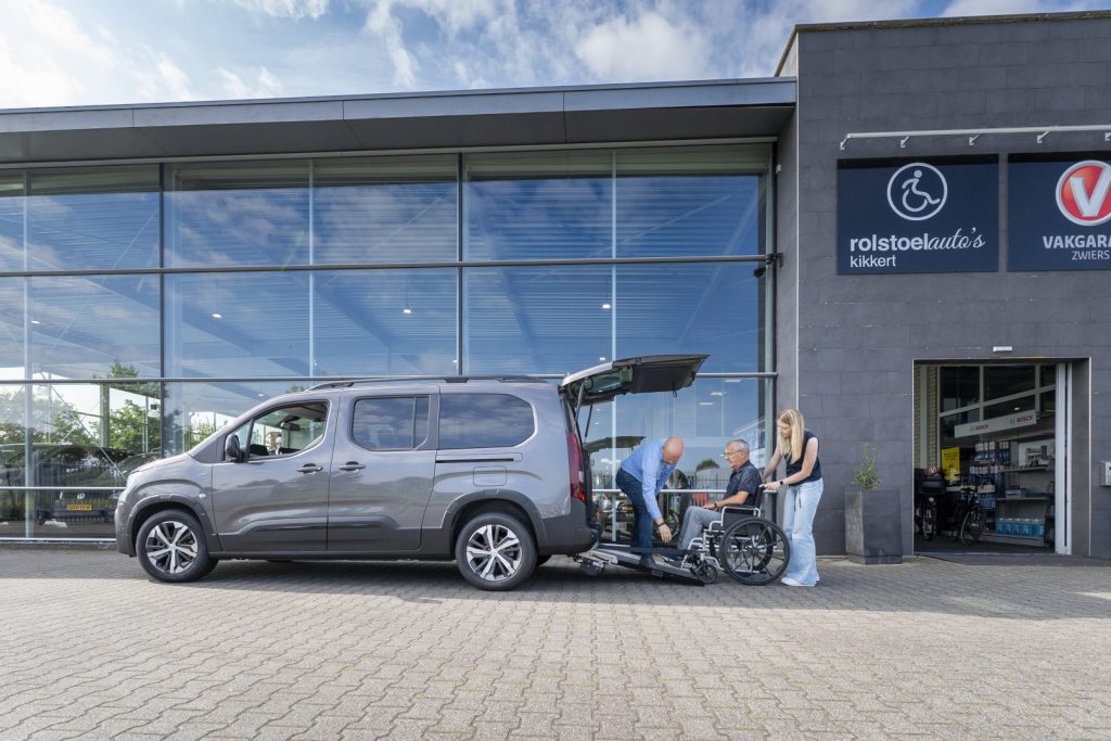 rolstoel buiten in busje zetten 2
